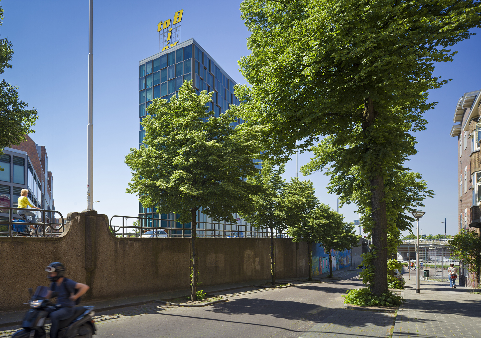 Castellators, the glass tower that shines like a diamond