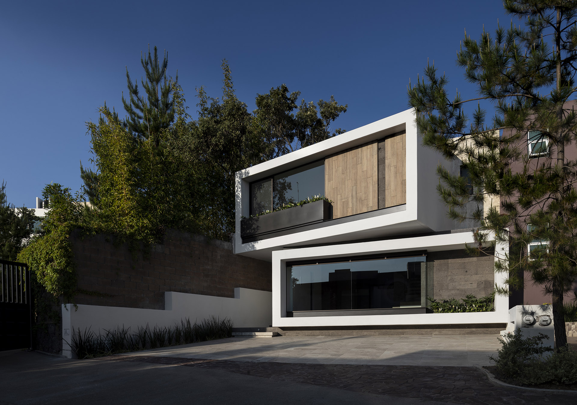 House EP-A and the gravity-defying elevation