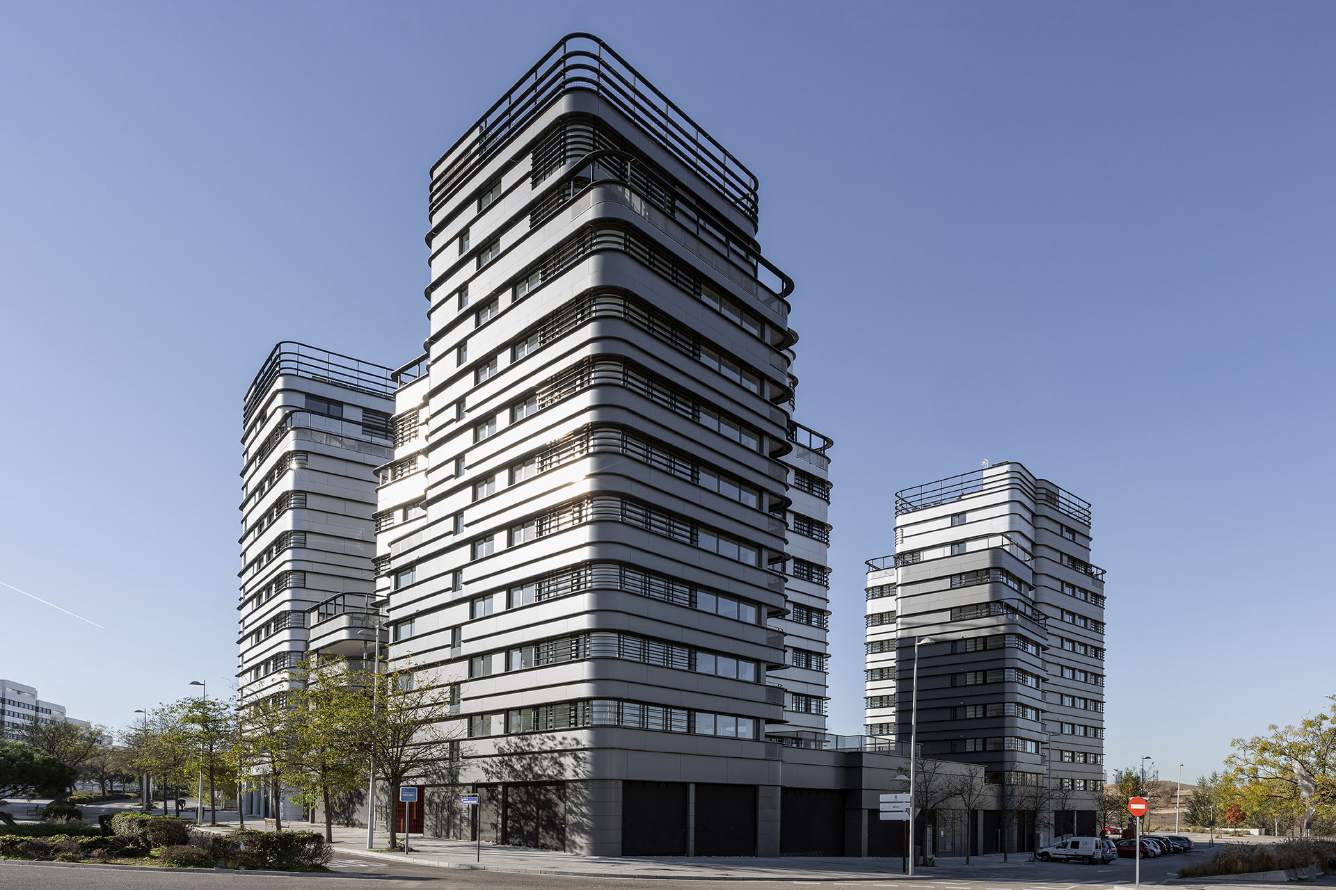 Three towers for housing and stores in Madrid. Panoramic views, social interaction and integration with nature are the highlights of the project