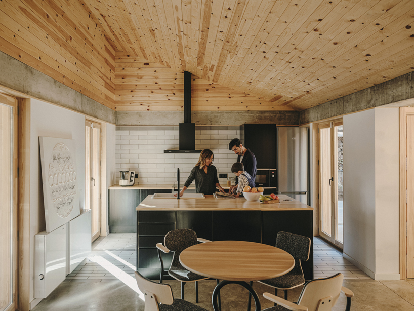 It is all about efficiency and simplicity that does not give up on beauty: Casa en Cerros