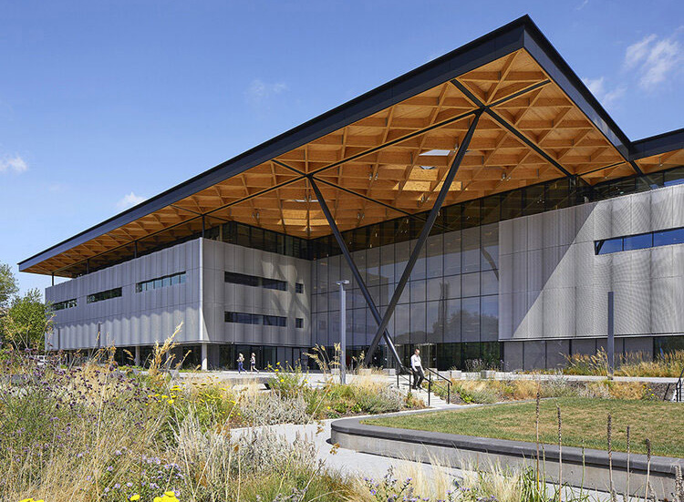 National Automotive Innovation Center di Warwick. L’architettura prende forma grazie alla lamiera stirata