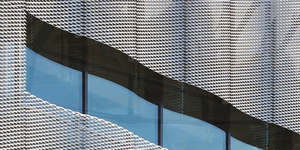 National Automotive Innovation Center di Warwick. L’architettura prende forma grazie alla lamiera stirata