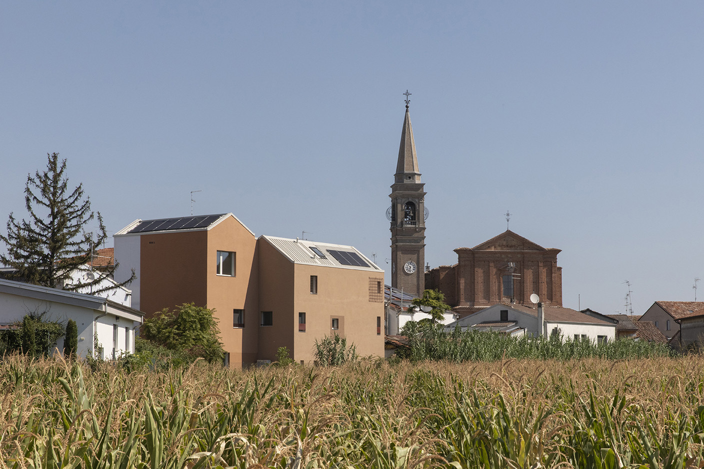 A dialogue between architecture and landscape. Senior Housing and Public Hall in the Lombardy countryside