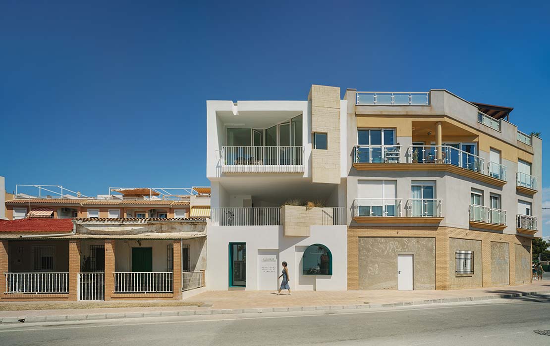 Home-studio in a fisherman's district built with locally-sourced stone. Against architectural banality and the loss of traditions