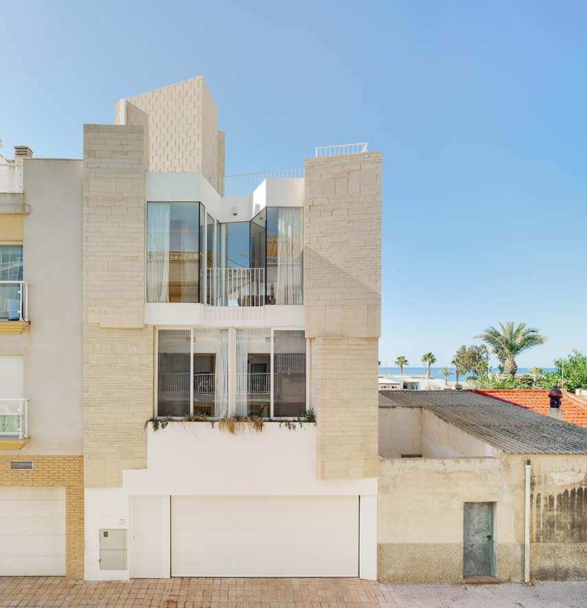 Home-studio in a fisherman's district built with locally-sourced stone. Against architectural banality and the loss of traditions