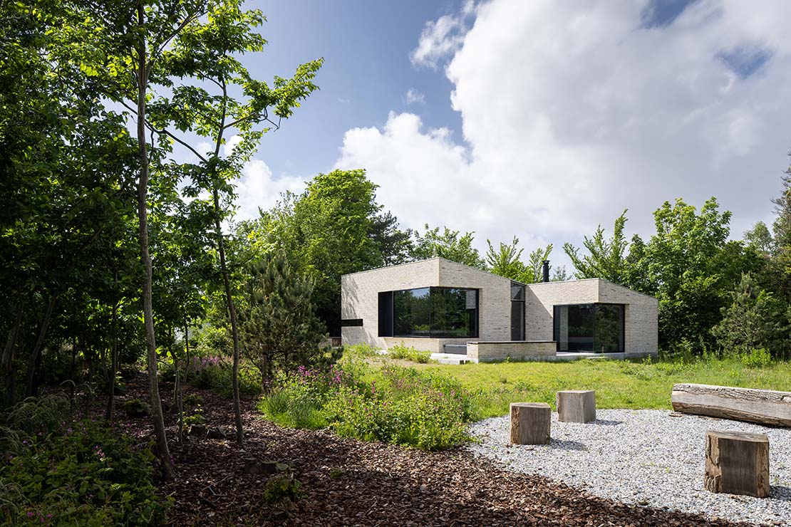 Inspired by the materiality of the island and the Wadden Sea, Ferskûle house conceals corners of soft relaxation