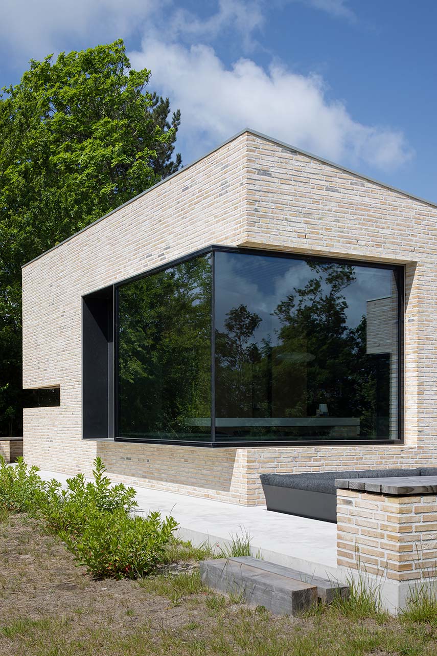 Inspired by the materiality of the island and the Wadden Sea, Ferskûle house hides corners of soft relaxation.