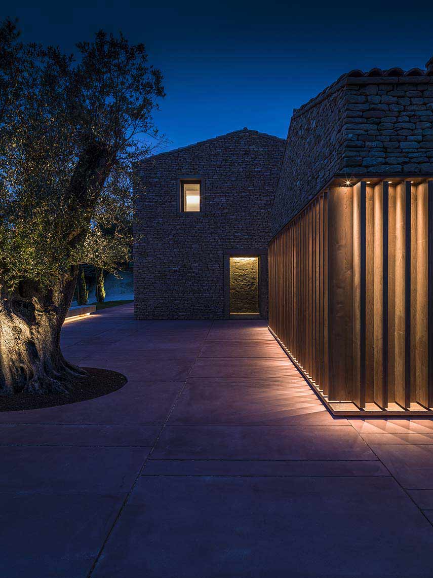 Rigor compositivo y rico programa funcional de la AP House en Urbino