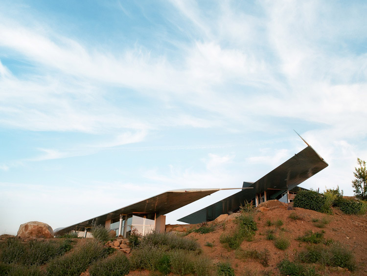 Wing House con formas femeninas construida con partes de un avión