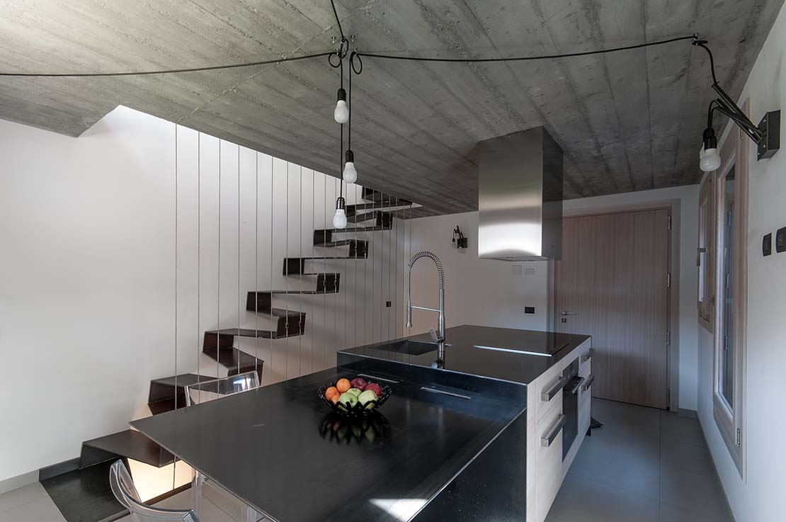 Diseño de interiores para capturar la mayor cantidad de luz posible. JC House en Bormio