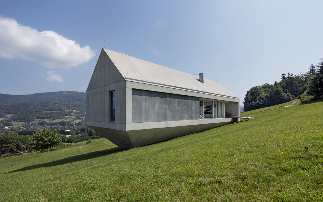 Konieczny's Ark : Une maison intégrée au paysage dans les montagnes