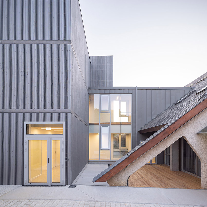 The ASSIA headquarters extension. Building structure in wood, concrete and glass