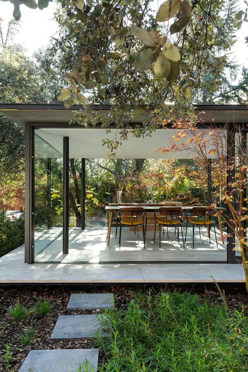 Garden Pavilion: the glass pavilion that breaks the limits of space