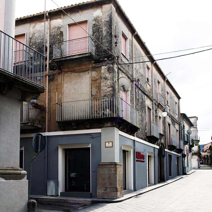 EXPO KAHRS Cosmarredi en edificio histórico reacondicionado en Cittanova