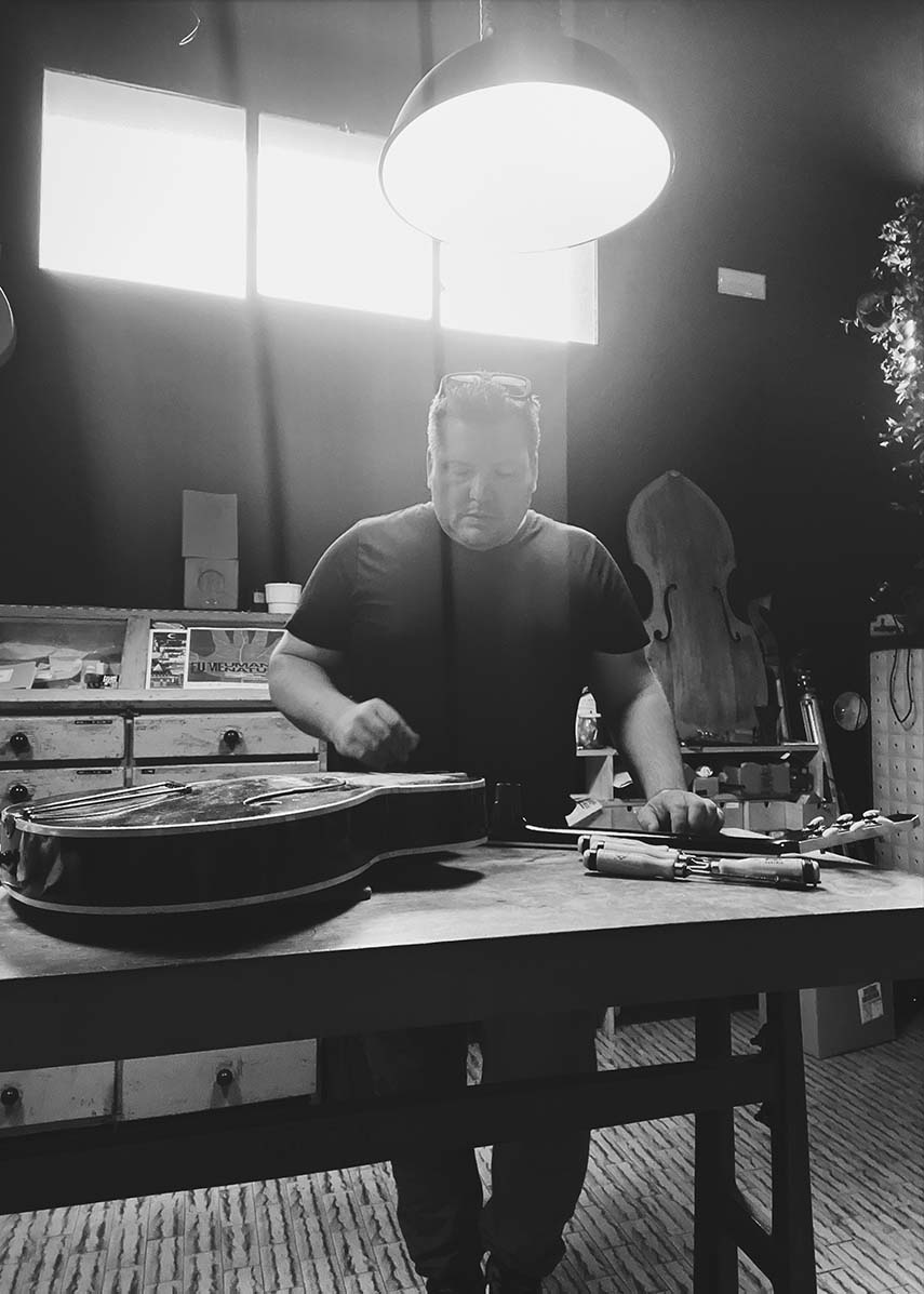Liuteria Diego Suzzi: l'arte manuale di far rivivere vecchi strumenti musicali