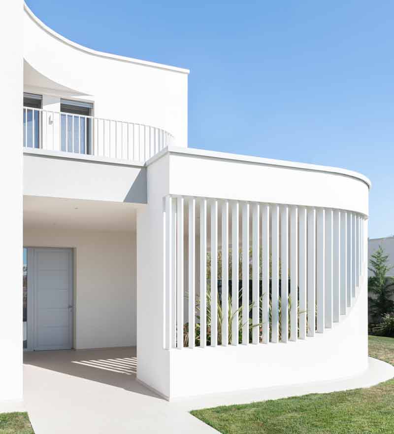 Dance of white volumes and interlocking game for Villa L2A