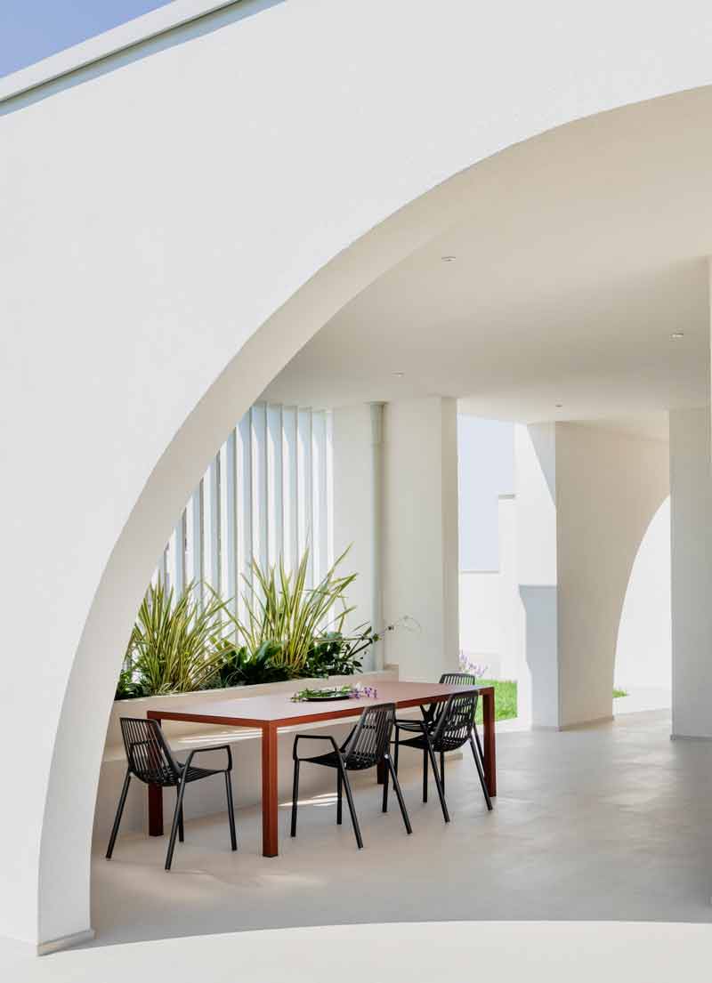 Dance of white volumes and interlocking game for Villa L2A