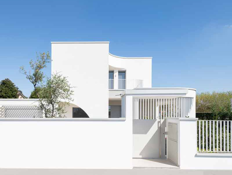 Dance of white volumes and interlocking game for Villa L2A