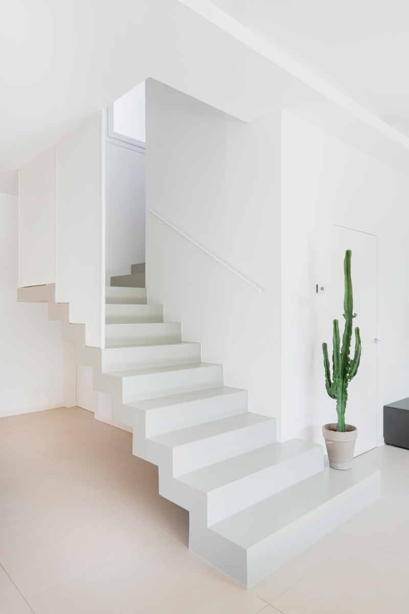 Dance of white volumes and interlocking game for Villa L2A