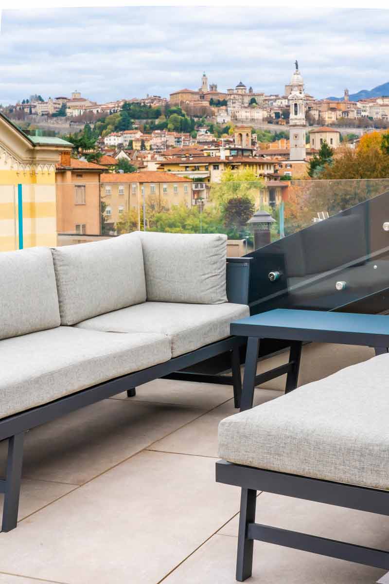 Luz y elegancia pintadas en un lienzo blanco en el ático Casa 0211.