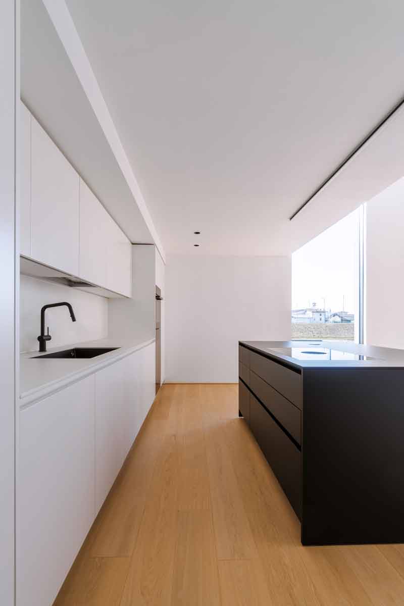 House Born: harmony of volumes where light embraces architecture