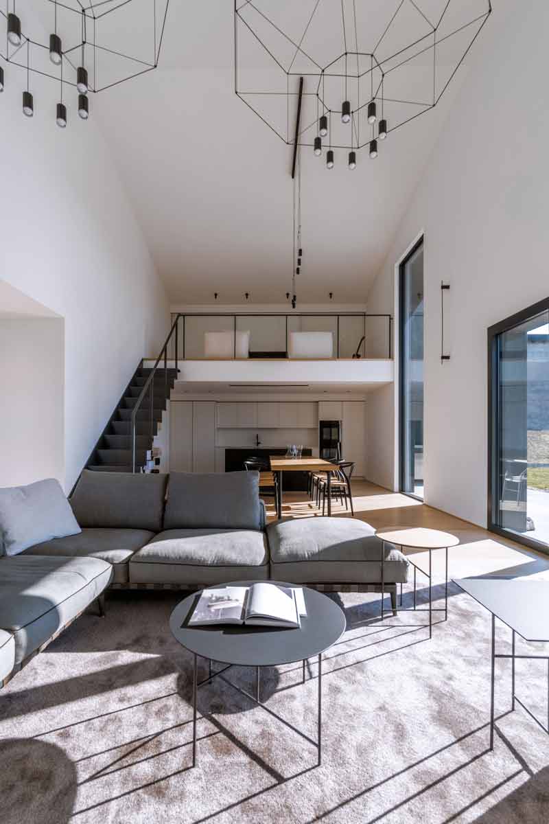 House Born: harmony of volumes where light embraces architecture
