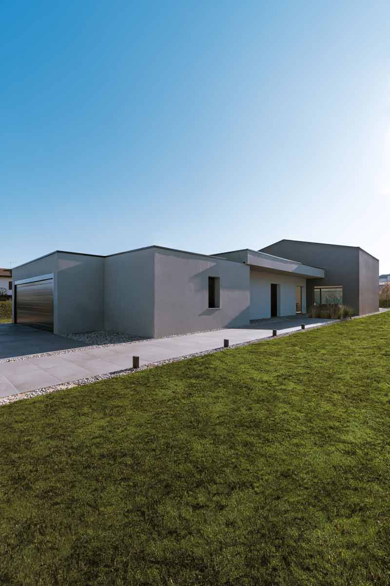 House Born: harmony of volumes where light embraces architecture