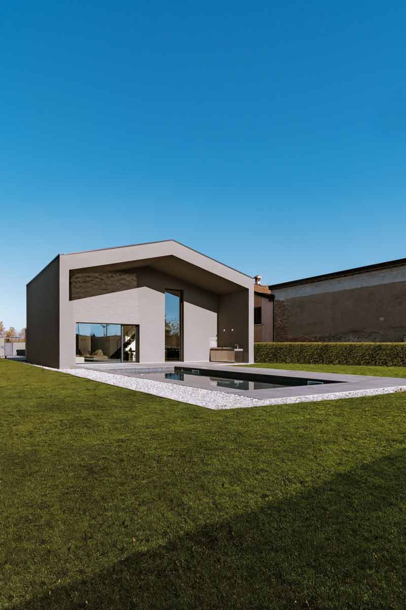 House Born: harmony of volumes where light embraces architecture