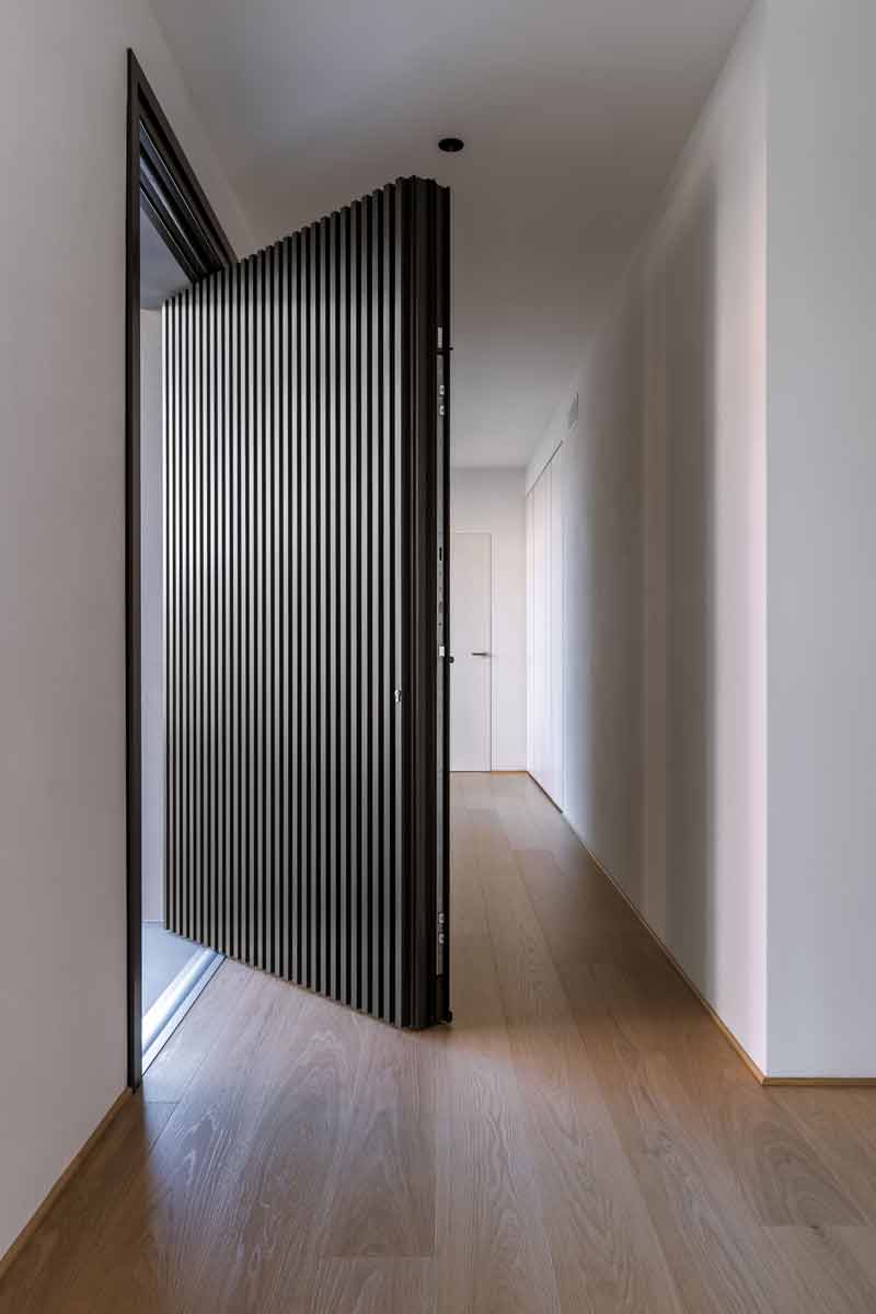 House Born: harmony of volumes where light embraces architecture