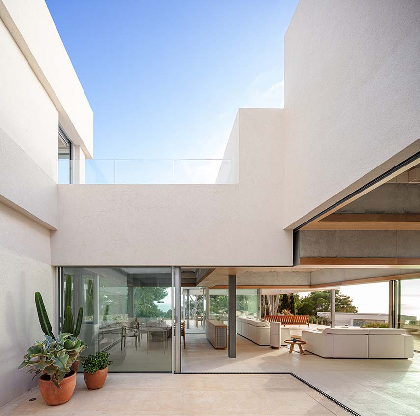 From difficulty to design opportunity. Bundle House in Menorca