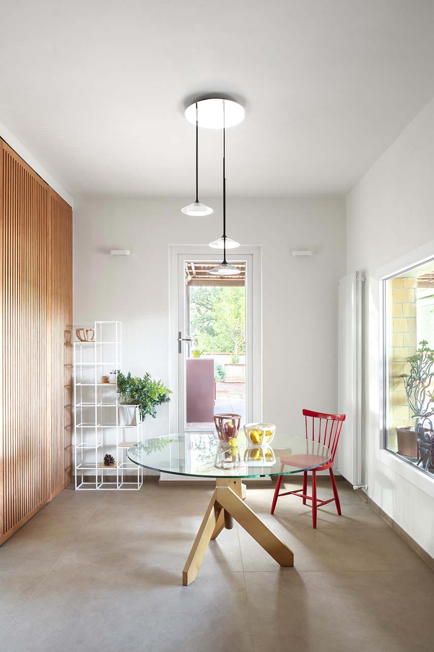 Maison à Gualdo. Mobilier flexible pour moduler l'intimité et la lumière