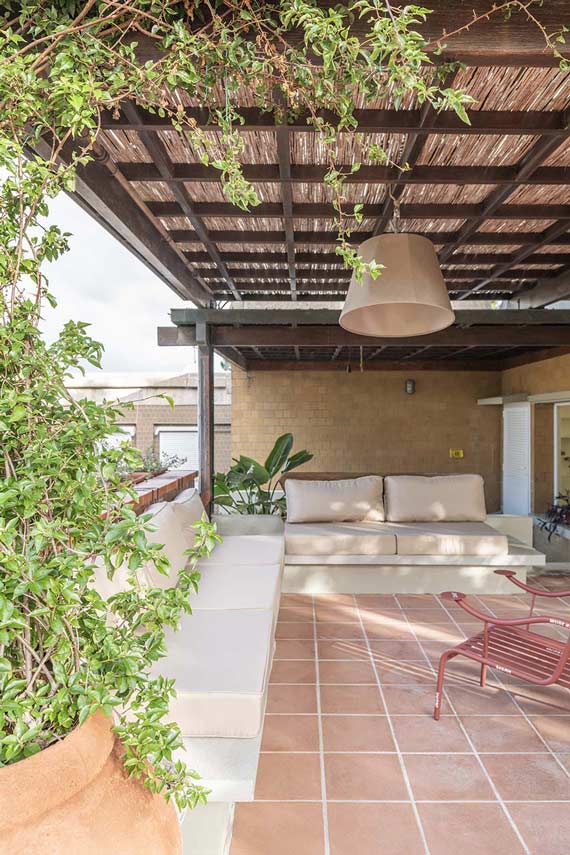 Maison à Gualdo. Mobilier flexible pour moduler l'intimité et la lumière