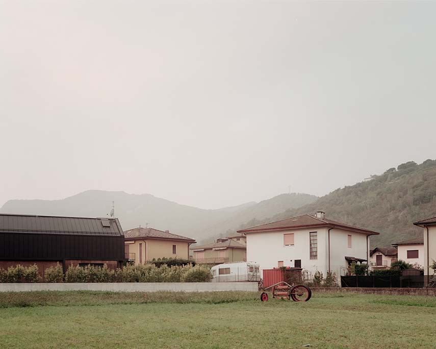 A border house: sustainable architecture between Italy and Switzerland