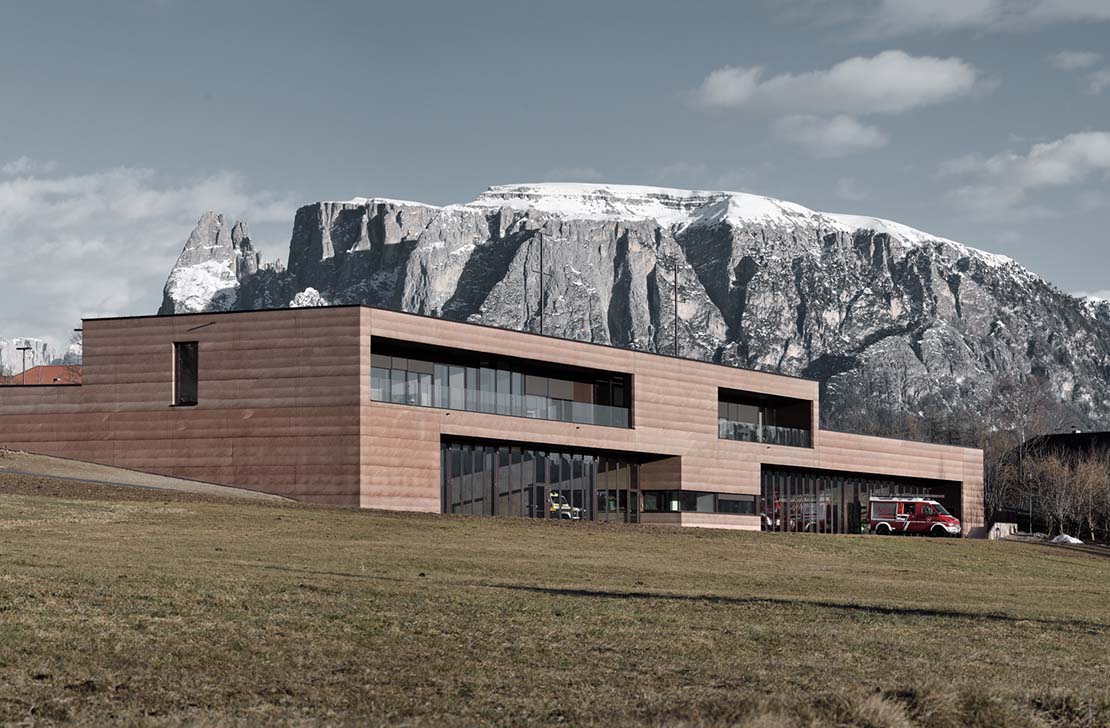 Centro de Protección Civil Renon. Símbolo escultórico de colaboración