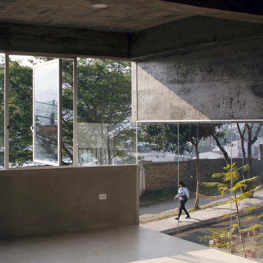 Productive house in exposed concrete. Casa Fundamentos in Ecuador