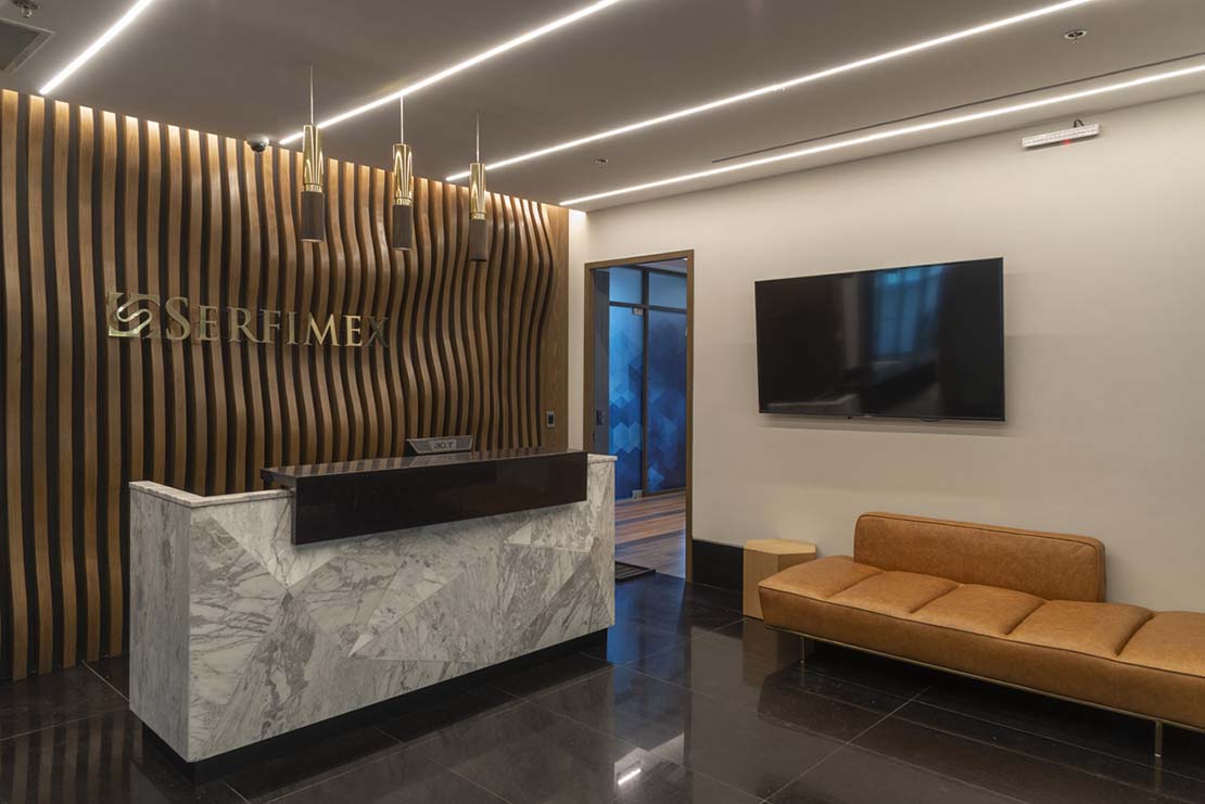 Interior corporativo para una imagen elegante y templada: Serfimex