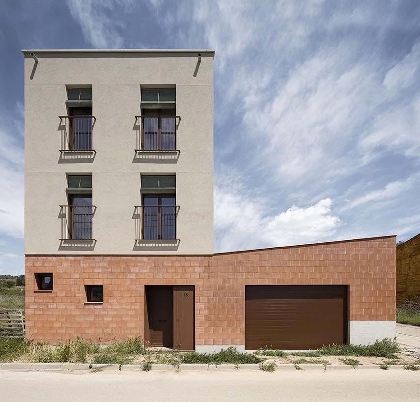 Casa MDN: the traditional exterior conceals the dynamic spatial richness