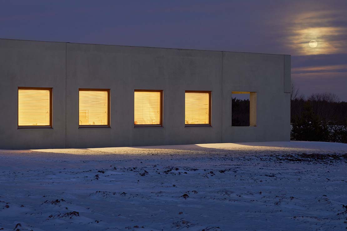 025 Concrete Home. Sincerità del materiale ed essenzialità di forme