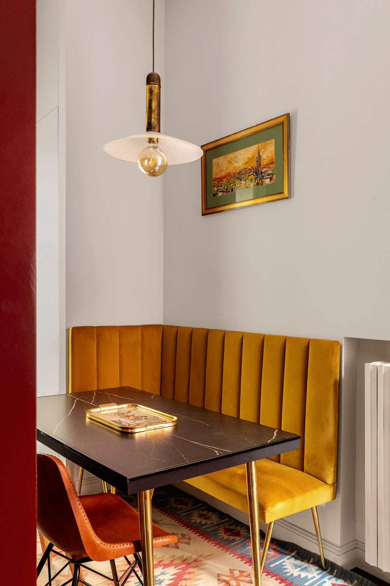 A symphony of colors dances among the rooms of the Sottocorno apartment.