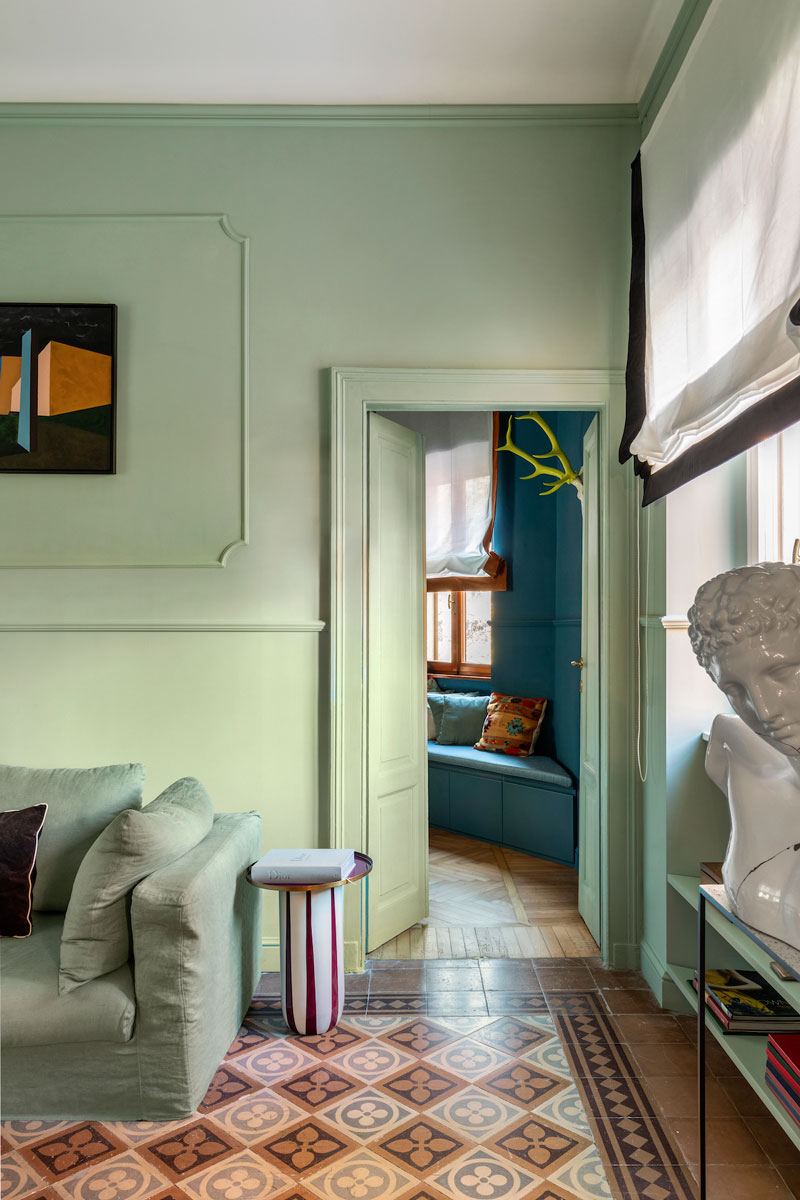 A symphony of colors dances among the rooms of the Sottocorno apartment.