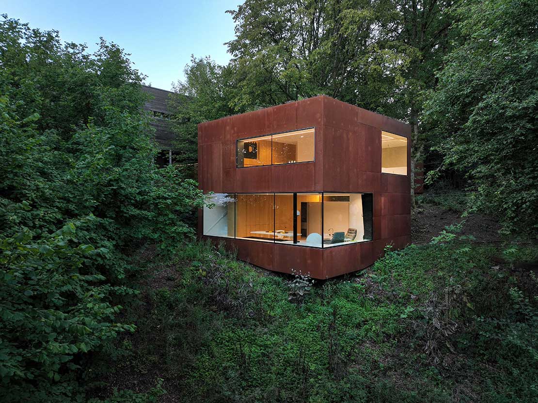 A cube: geometries in the green, a sustainable and contemplative extension