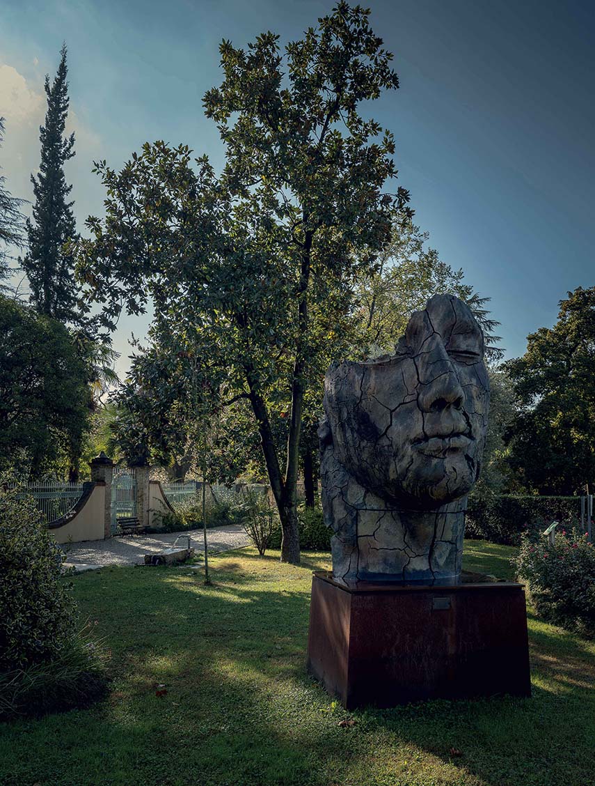 Forme sospese nel verde: il parco dove l’arte prende vita