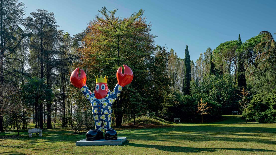 Suspended shapes in the green: the park where art comes to life