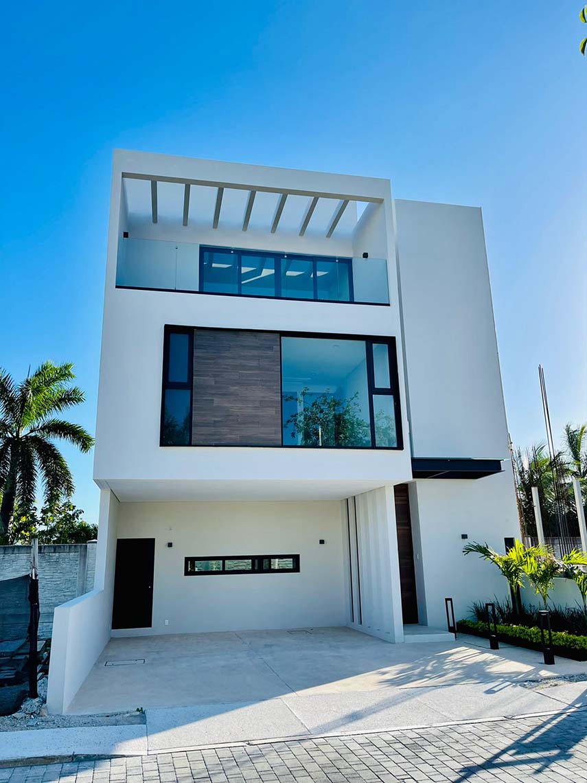 Spazi speculari tra luce e natura a Puerto Cancún