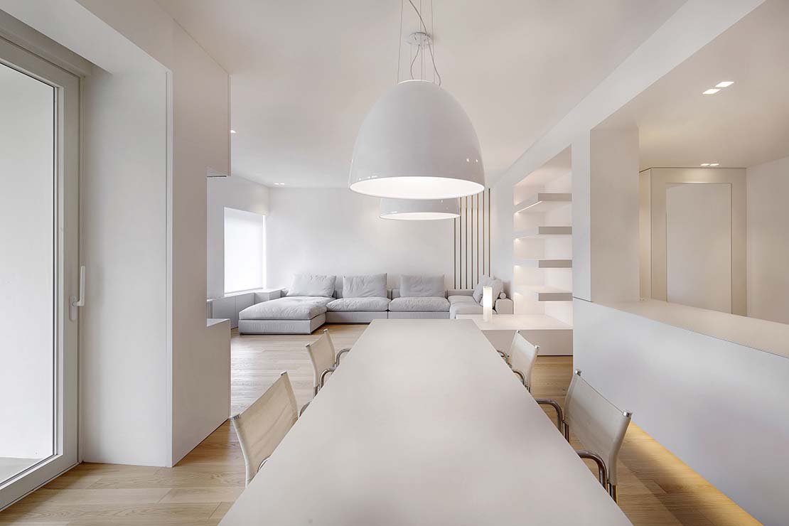 Bianco sublime e continuità spaziale: appartamento Galleria Cavour