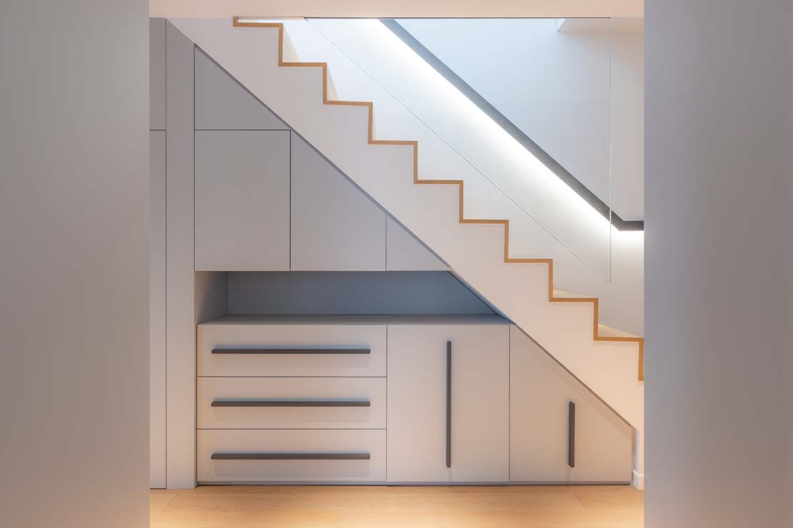 Rénovation appartement à Milan: linéarité et transparence suspendue