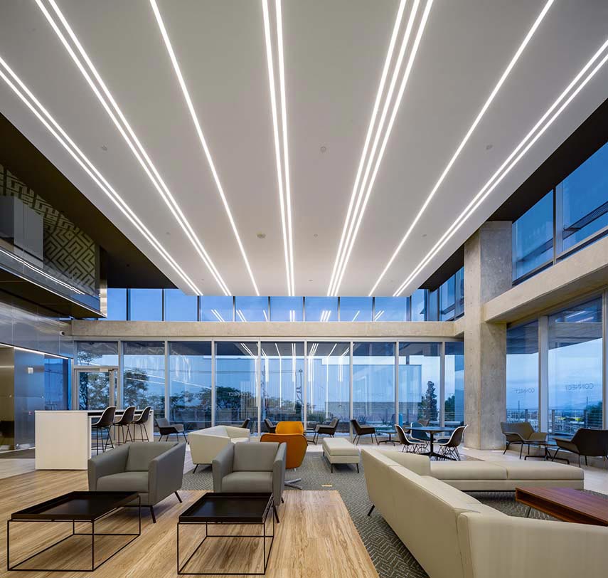 Uffici Hines a Guadalajara in connessione con la hall e l’esterno