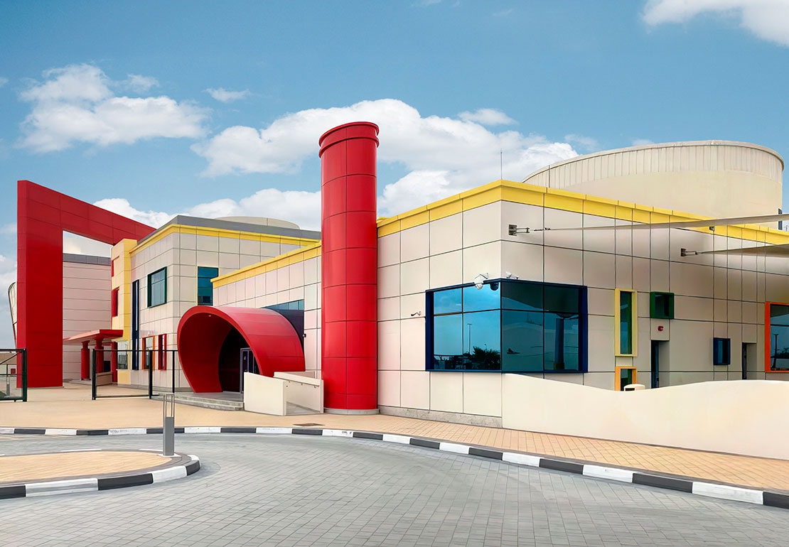 Edificio escolar en Al-Laseeli: cuaderno blanco en el desierto.