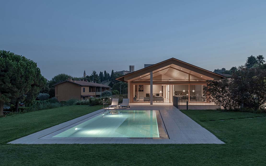 Nature protagonist in the spaces of Casa in Brianza on Como Lake