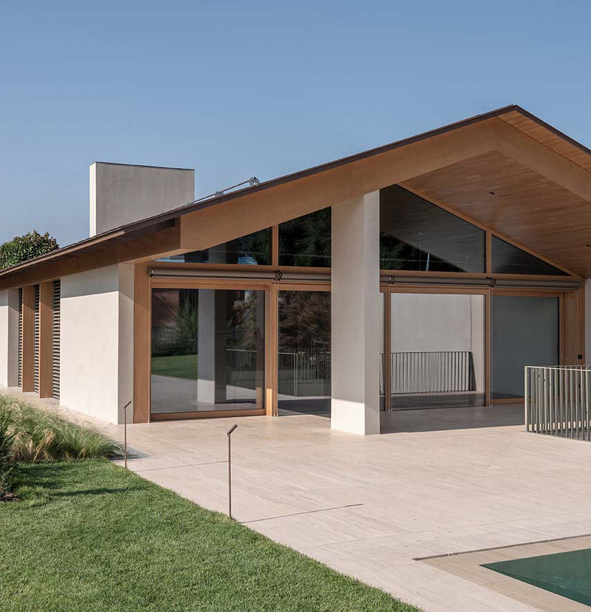 Nature protagonist in the spaces of Casa in Brianza on Como Lake